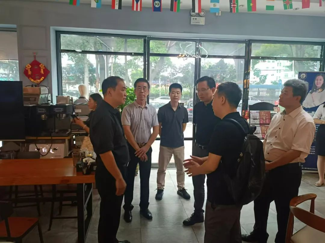 广州市政府秘书长洪谦和市商务局一行到金达咖啡饮品城调研